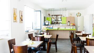 Tägliches Frühstücksbuffet (9.50 EUR pro Person)