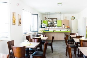 Tägliches Frühstücksbuffet gegen Gebühr