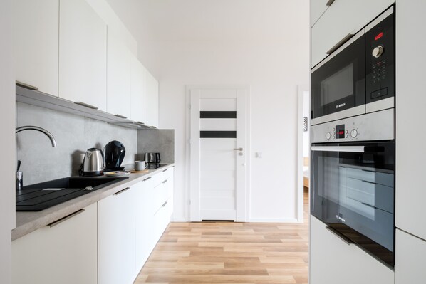 Business Apartment, 1 Queen Bed with Sofa bed | Private kitchen | Fridge, microwave, oven, stovetop - P&O Apartments Kolejowa (Warsaw)