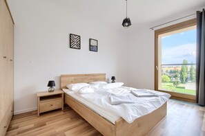 ビジネス アパートメント クイーンベッド 1 台ソファーベッド付き | アイロン / アイロン台、WiFi (無料)、ベッドシーツ