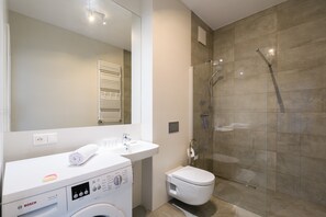 Business-Apartment, 1 Queen-Bett und Schlafsofa | Badezimmer | Dusche, kostenlose Toilettenartikel, Haartrockner, Handtücher