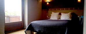 Individually decorated, individually furnished, iron/ironing board - Hôtel Monhotel (Serrieres)