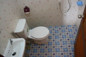 A bathroom with a toilet, sink, and shower. - Panna Kalong (Chiang Khong)