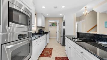 Townhome, 3 Bedrooms | Private kitchen | Fridge, oven, coffee/tea maker, toaster