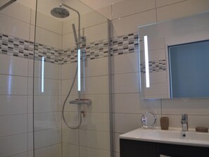 Chambre Standard avec lits jumeaux, salle de bains attenante, vue jardin (Grés) | Salle de bain