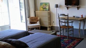 Chambre Standard avec lits jumeaux, salle de bains attenante, vue jardin (Grés) | Vue depuis l’hébergement