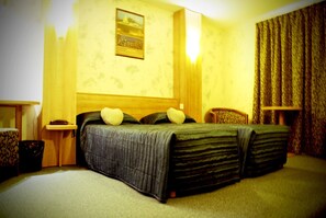 Standard Twin Room, 2 Twin Beds, Non Smoking | Desk, free WiFi