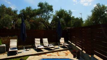 Piscine extérieure, parasols de plage, chaises longues