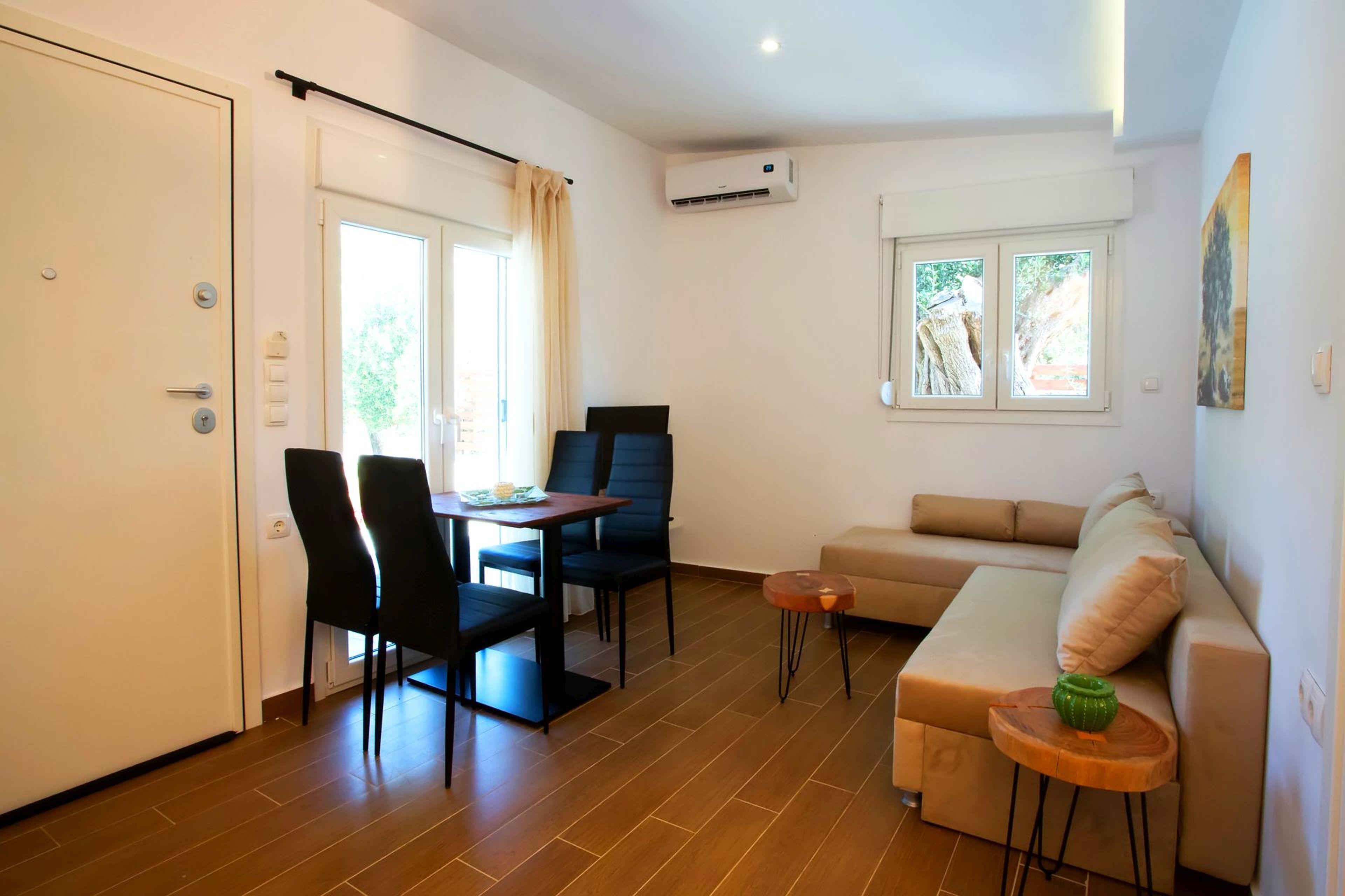Un espacio habitable compacto con comedor, sofá y una pequeña mesita.