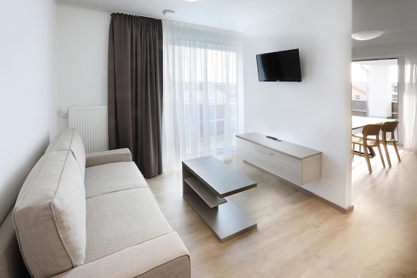 Escritorio, sistema de insonorización, wifi gratis y ropa de cama