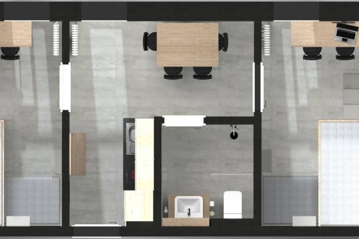 Ein Hotelzimmer mit Bett, Nachttisch, Kleiderschrank und einem Badezimmer inklusive Waschbecken und Toilette.