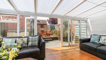 Premier Cottage, Multiple Beds, Non Smoking | Living area | Flat-screen TV