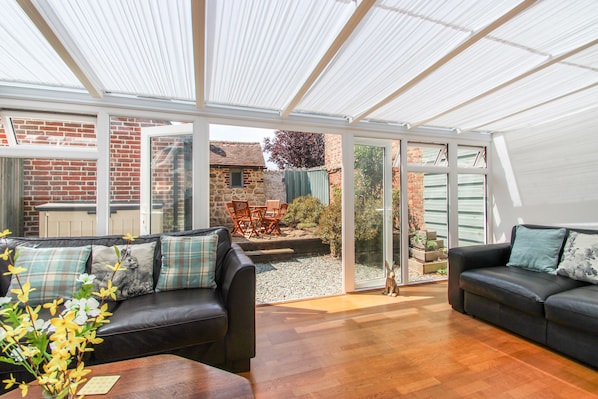 Premier Cottage, Multiple Beds, Non Smoking | Living area