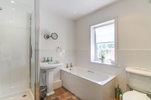 Premier-Ferienhaus, Mehrere Betten, Nichtraucher | Badezimmer | Badewanne und Dusche (separat), Komfortbadewanne, Haartrockner