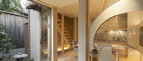 Condo design (CAMPTONKIYOMIZU1, wooden bathtab) | Edredons de pluma, cofres nos quartos, quartos à prova de som