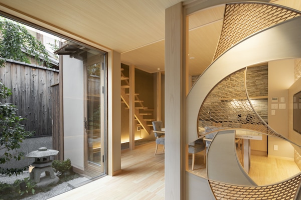 设计公寓式客房 (CAMPTONKIYOMIZU1, wooden bathtab) | 羽绒被、客房内保险箱、隔音、熨斗/熨衣板