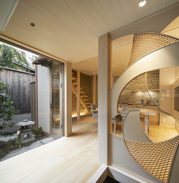 Design-Apartment (CAMPTONKIYOMIZU1, wooden bathtab)