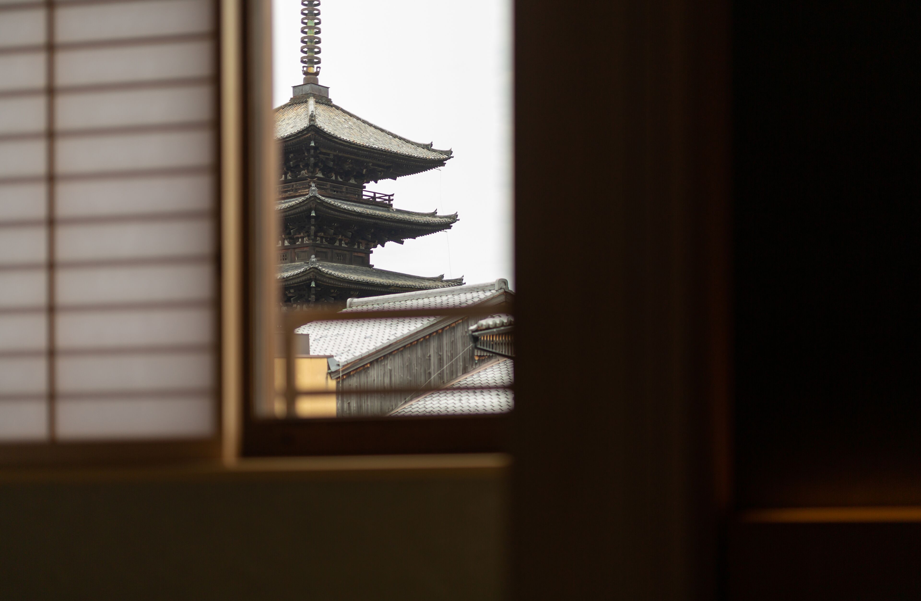 Een traditioneel Japans gebouw met trapvormige daken en houten constructie.