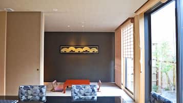 设计公寓式客房 (CAMPTONKIYOMIZU7, Wooden bathtab) | 起居区 | 平板电视