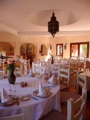 Breakfast, lunch, dinner served; Moroccan cuisine  - Paradis Nomade (Drargua)