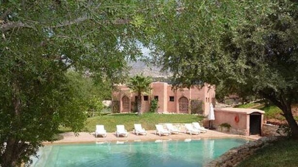 Outdoor pool, pool umbrellas, sun loungers - Paradis Nomade (Drargua)
