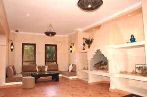 Lobby sitting area - Paradis Nomade (Drargua)