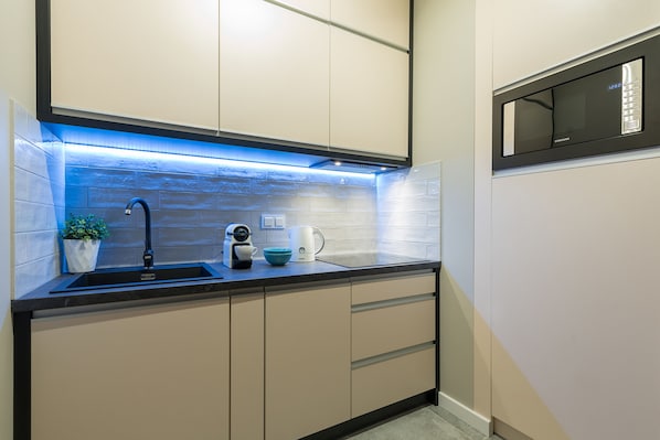 Business Apartment | Private kitchenette | Fridge, microwave, stovetop, coffee/tea maker