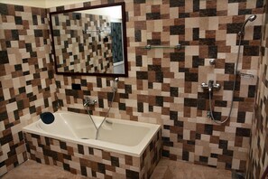 Deluxe Double Room, 1 King Bed, Non Smoking | Bathroom | Shower, rainfall showerhead, free toiletries, bidet