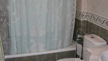 Tweepersoonskamer, roken | Badkamer | Een bad, gratis toiletartikelen, handdoeken