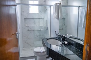 Executive kamer, 1 queensize bed | Badkamer | Een douche, gratis toiletartikelen, een haardroger, handdoeken