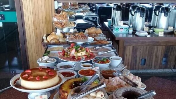 Een buffet met diverse desserts en gerechten.