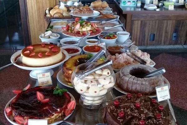Café da manhã com buffet grátis todos os dias
