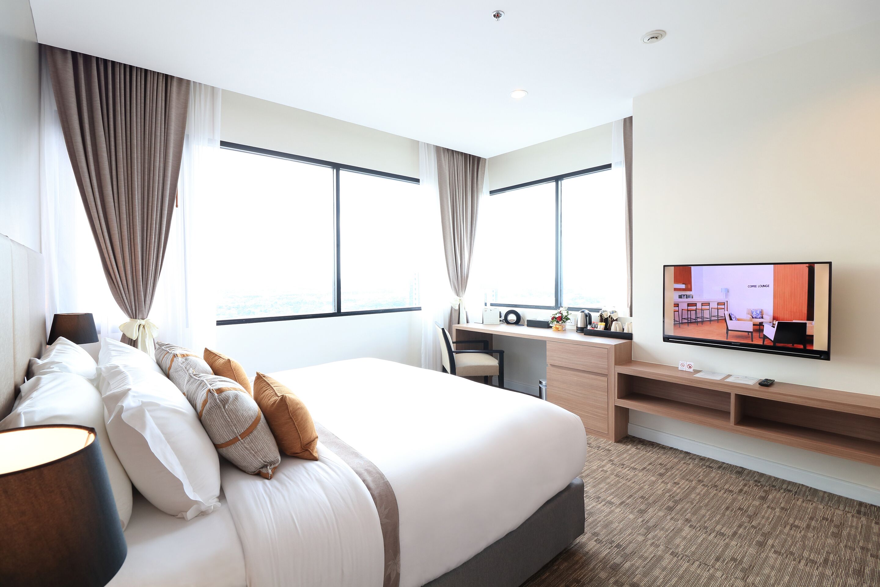 executive suite | 1 bedroom, in-room safe, desk, blackout curtains