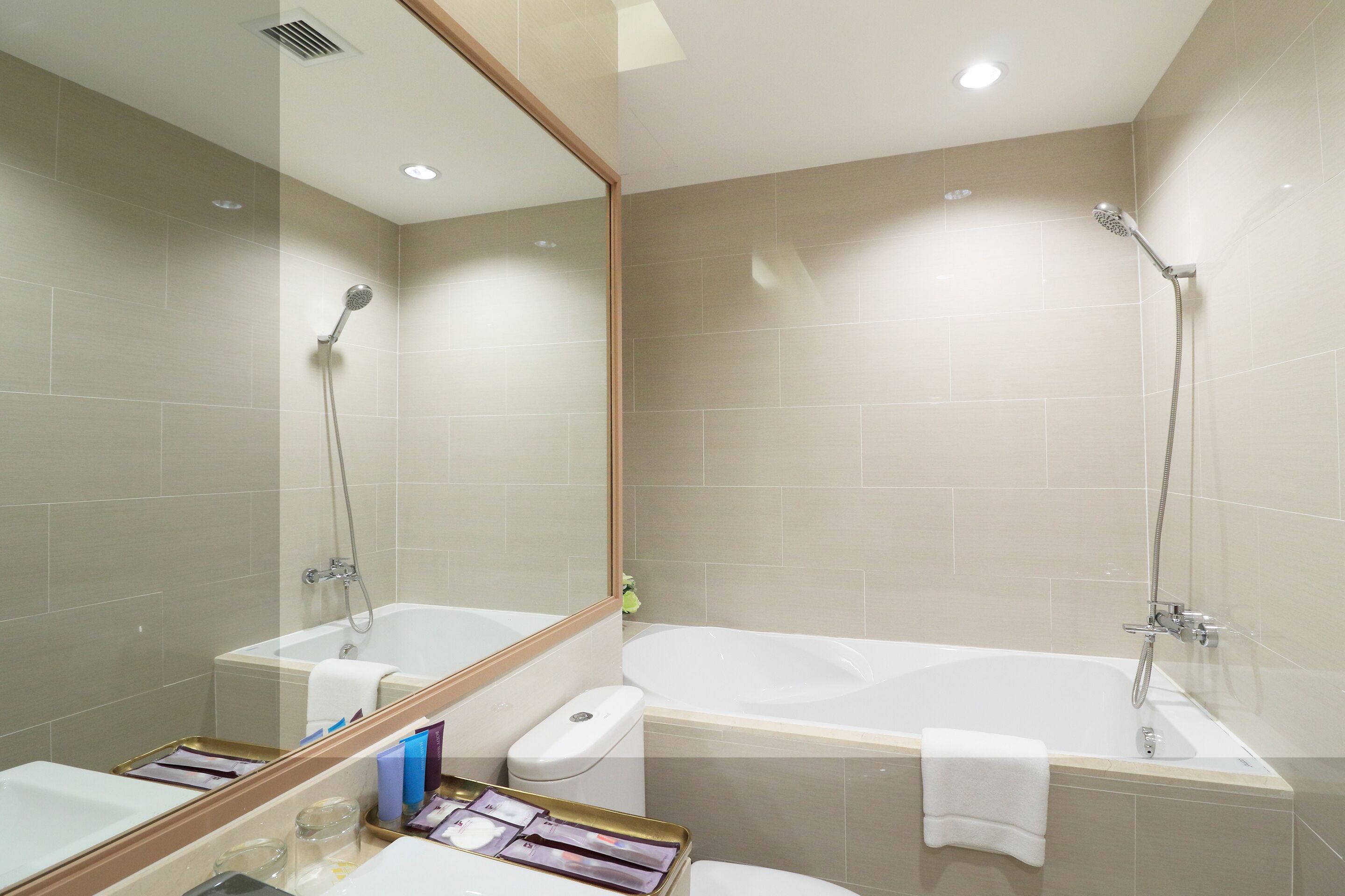 Un bagno con due docce separate, una vasca e un water.