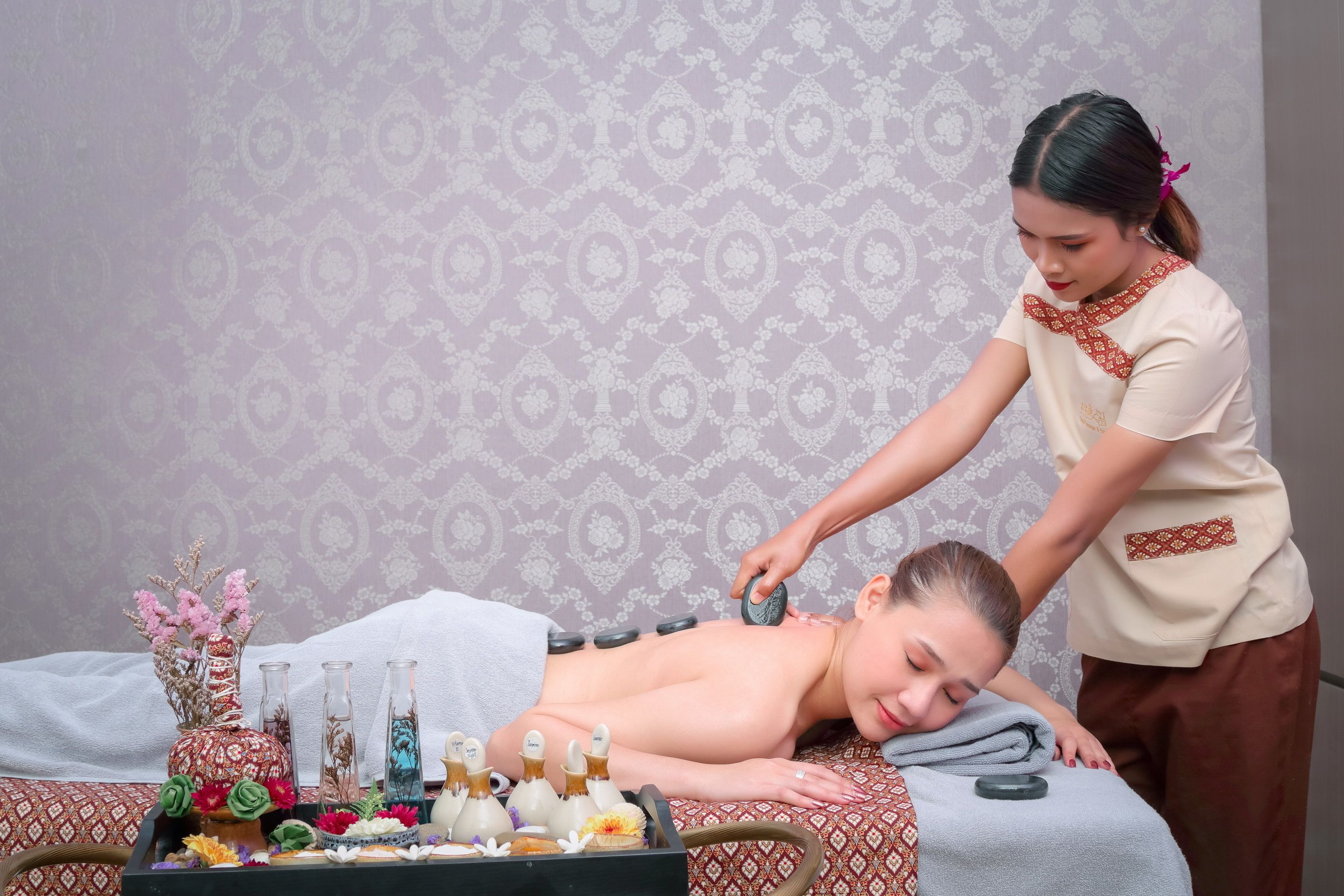 Masajes con piedras calientes, masajes tailandeses y masajes 