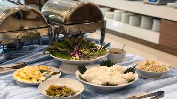 Päivittäinen buffetaamiainen (350 THB per henkilö)