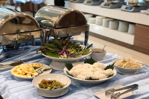 Desayuno buffet diario (THB 350 por persona)