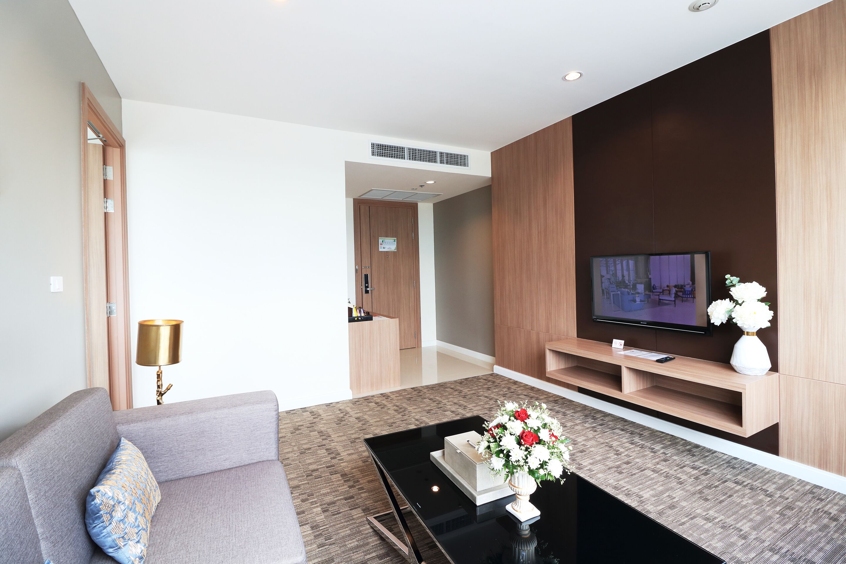 executive suite | living room | 32-inch flat-screen tv with satellite channels, tv