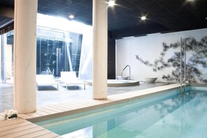 室內游泳池和室外游泳池，提供日光浴躺椅