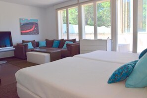 Deluxe suite | Een minibar, een kluis op de kamer, individueel gedecoreerd, een bureau