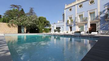 Piscina coberta, piscina a l'aire lliure i gandules