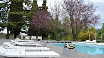 Innenpool, Außenpool, Liegestühle