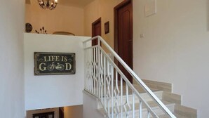 Una escalera con barandillas blancas y una puerta de madera en la parte superior.