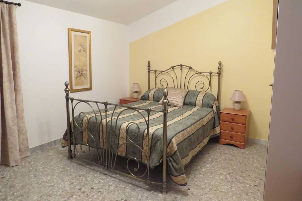 Superior Double Room | Desk, WiFi (free), bed sheets