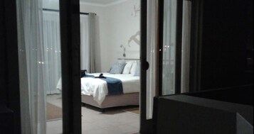 Caja fuerte, escritorio, cortinas opacas y wifi gratis