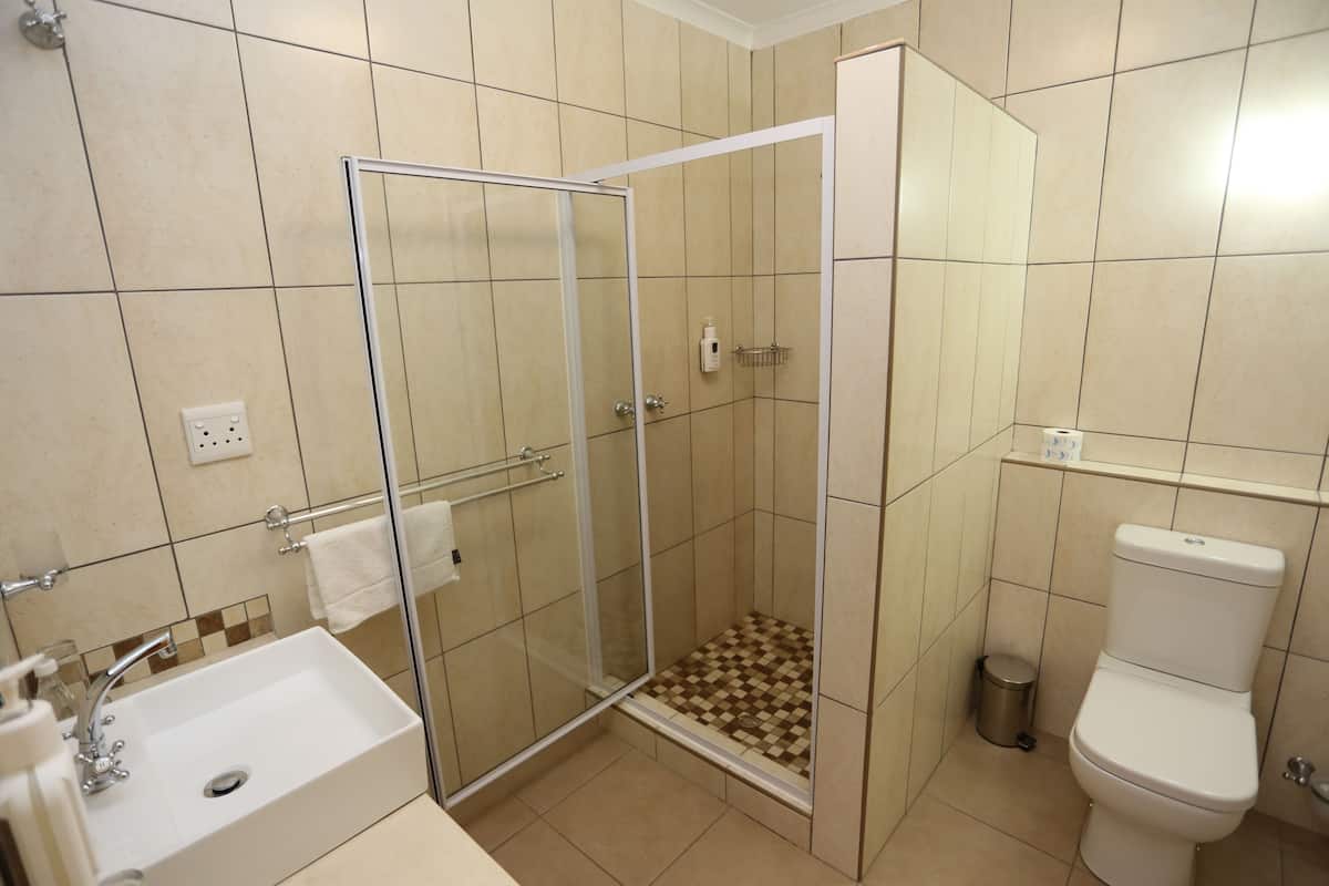 Baignoire relaxante profonde, articles de toilette gratuits