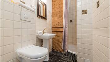 Business-Apartment | Badezimmer | Dusche, kostenlose Toilettenartikel, Handtücher, Shampoo