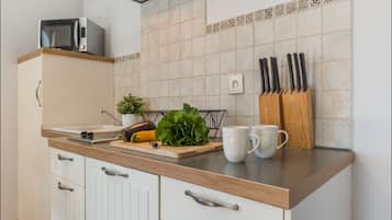 Business-Apartment | Eigene Kochnische | Kühlschrank, Mikrowelle, Herdplatte, Kochgeschirr/Geschirr/Besteck