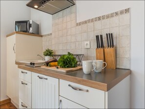 Business Apartment | Private kitchenette | Fridge, microwave, stovetop, cookware/dishes/utensils
