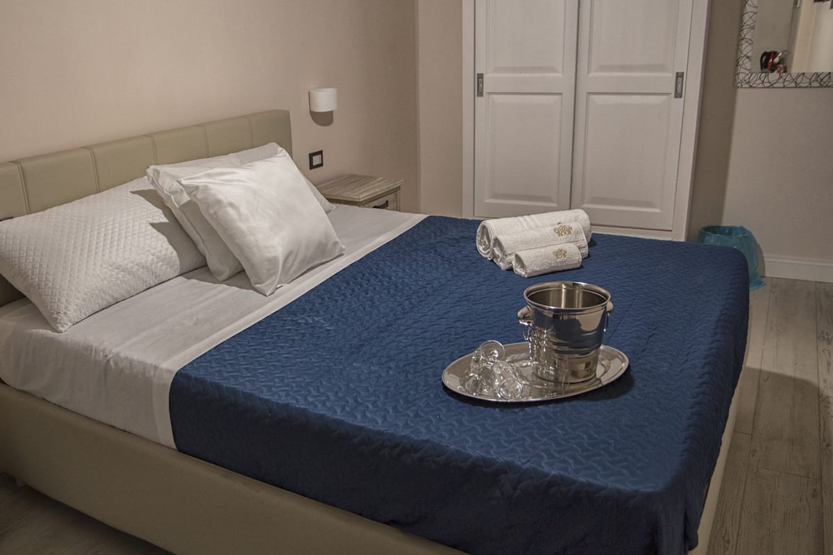 Doppia Standard, 1 letto queen | Minibar, una cassaforte in camera, una scrivania, insonorizzazione